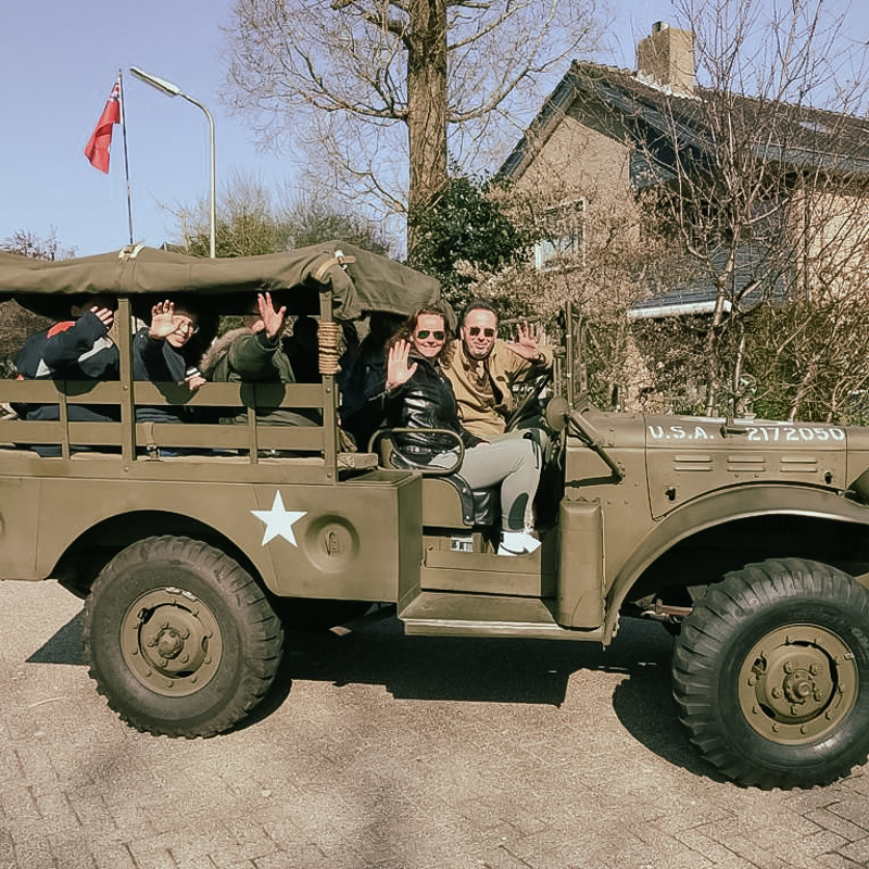 familie in jeep